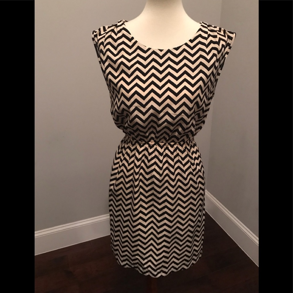 Lined short sleeve chevron dress
